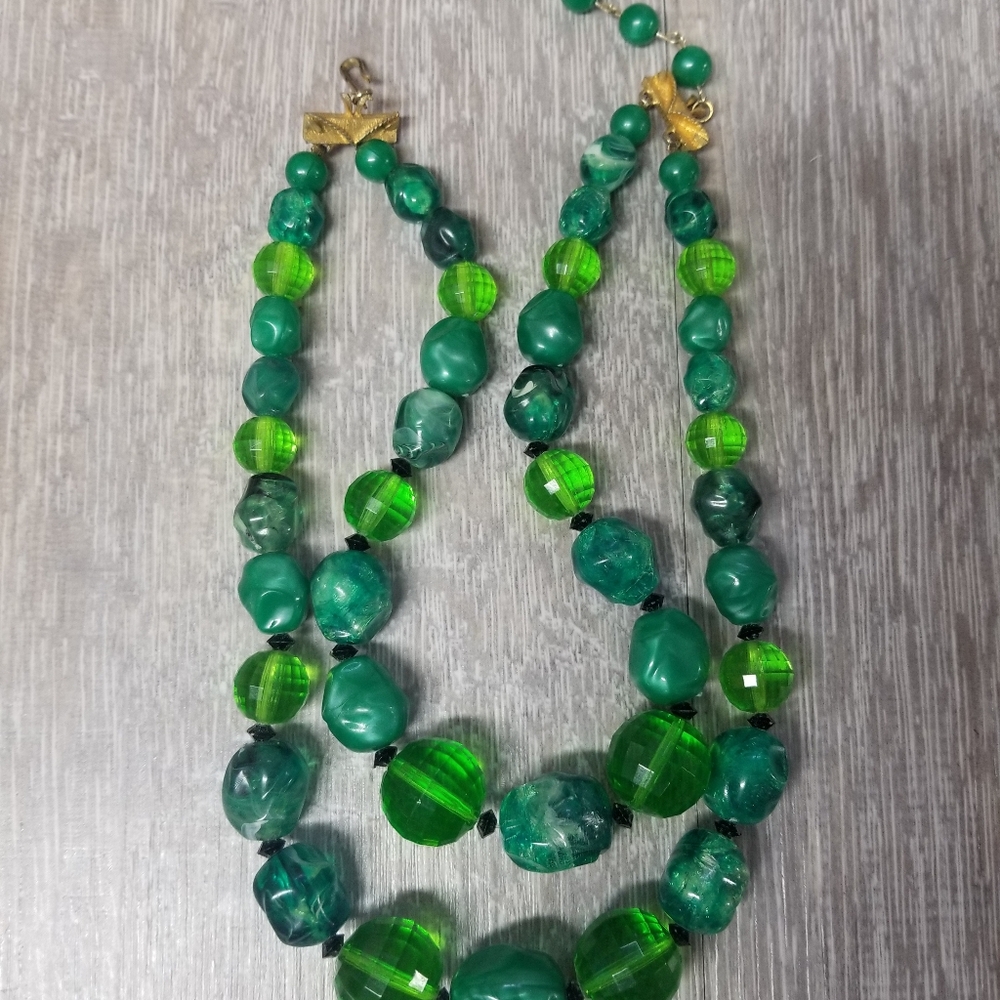 Vintage green plastic beaded choker necklace - Picture 3 of 7